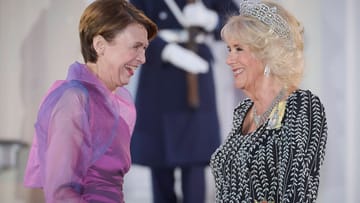 Schloss Bellevue: Elke Büdenbender empfang Camilla herzlich.