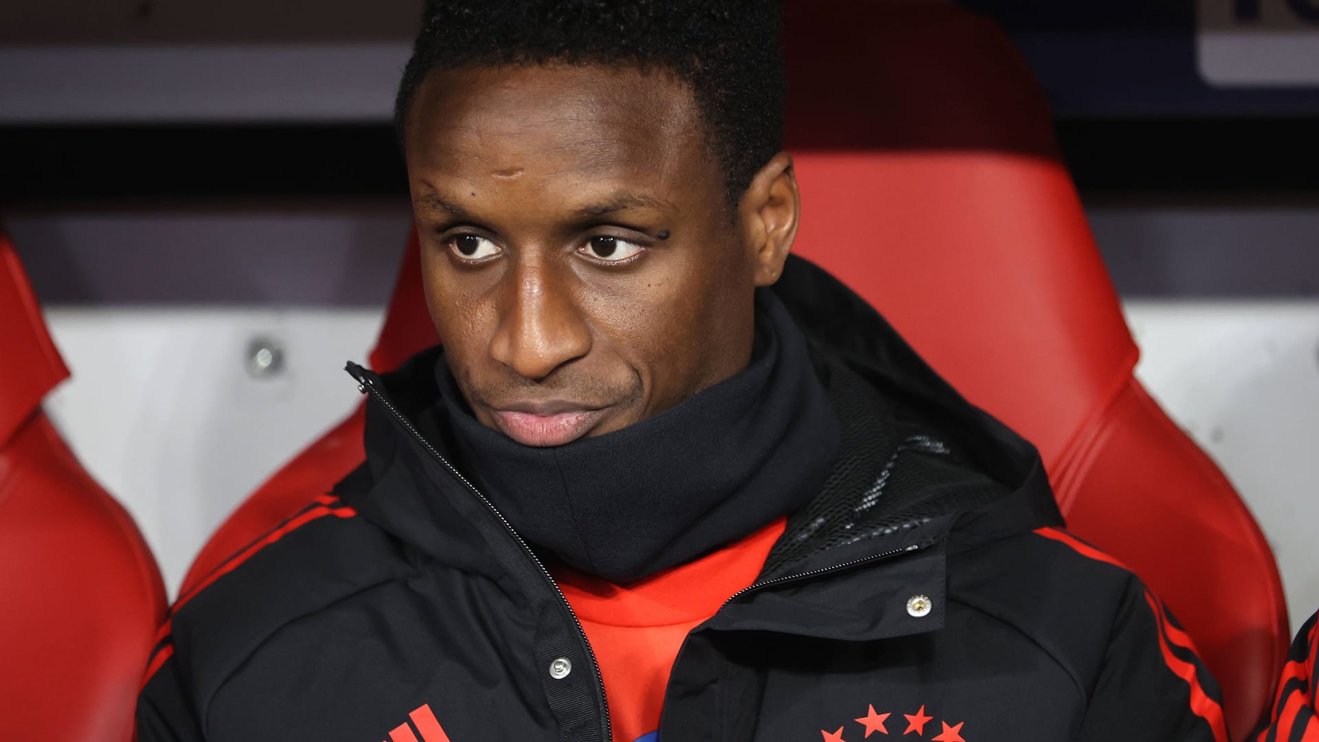 Typisches Bild zu Bayern-Zeiten: Bouna Sarr auf der Ersatzbank der Münchner. Typisches Bild zu Bayern-Zeiten: Bouna Sarr auf der Ersatzbank der Münchner.