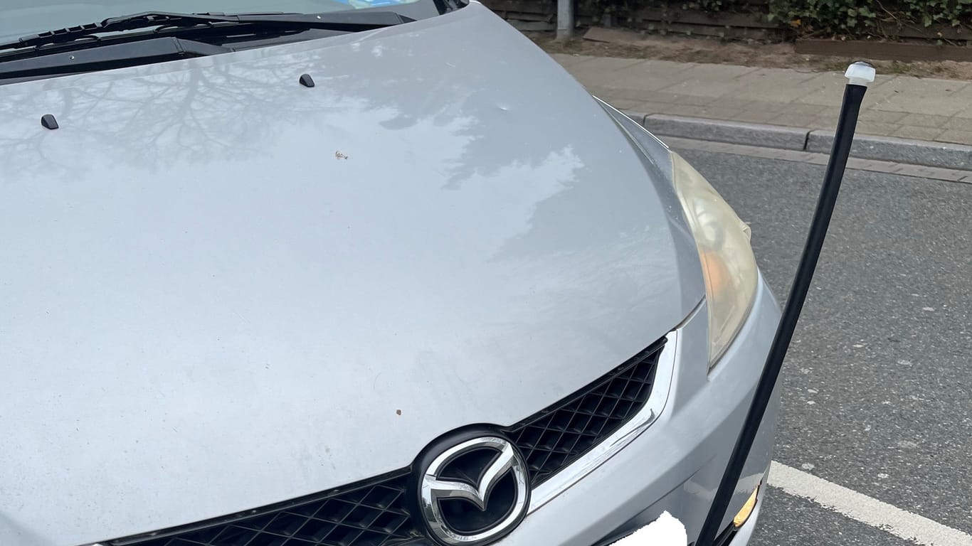 Mit Hilfe zweier Kunststofflatten versprach sich der Senior eine bessere Einschätzung, wo sein Mazda vorne endet.