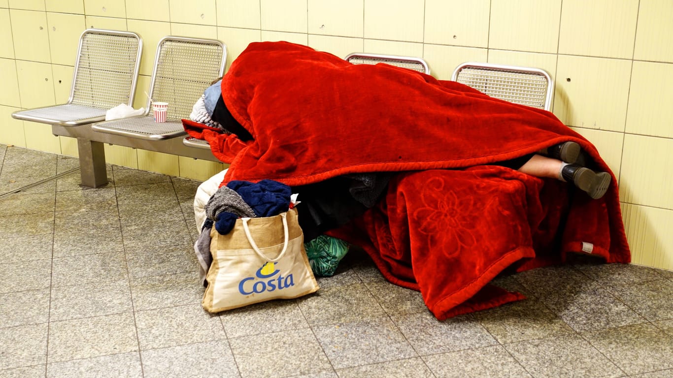 Obdachloser in Berlin (Symbolbild): Erschreckend viele haben bereits Gewalt erlebt.