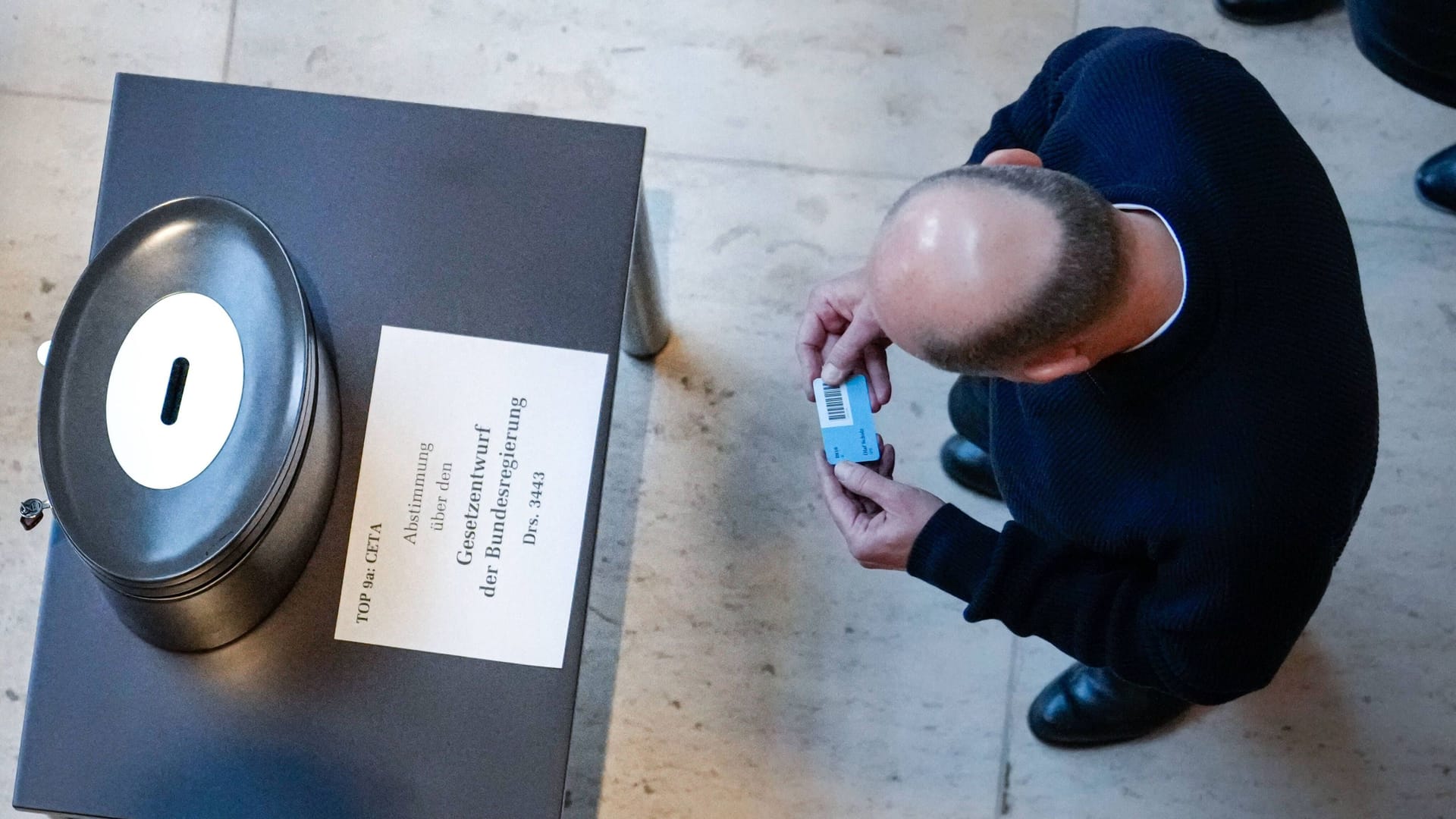 Bundeskanzler Scholz bei einer namentlichen Abstimmung im Bundestag.