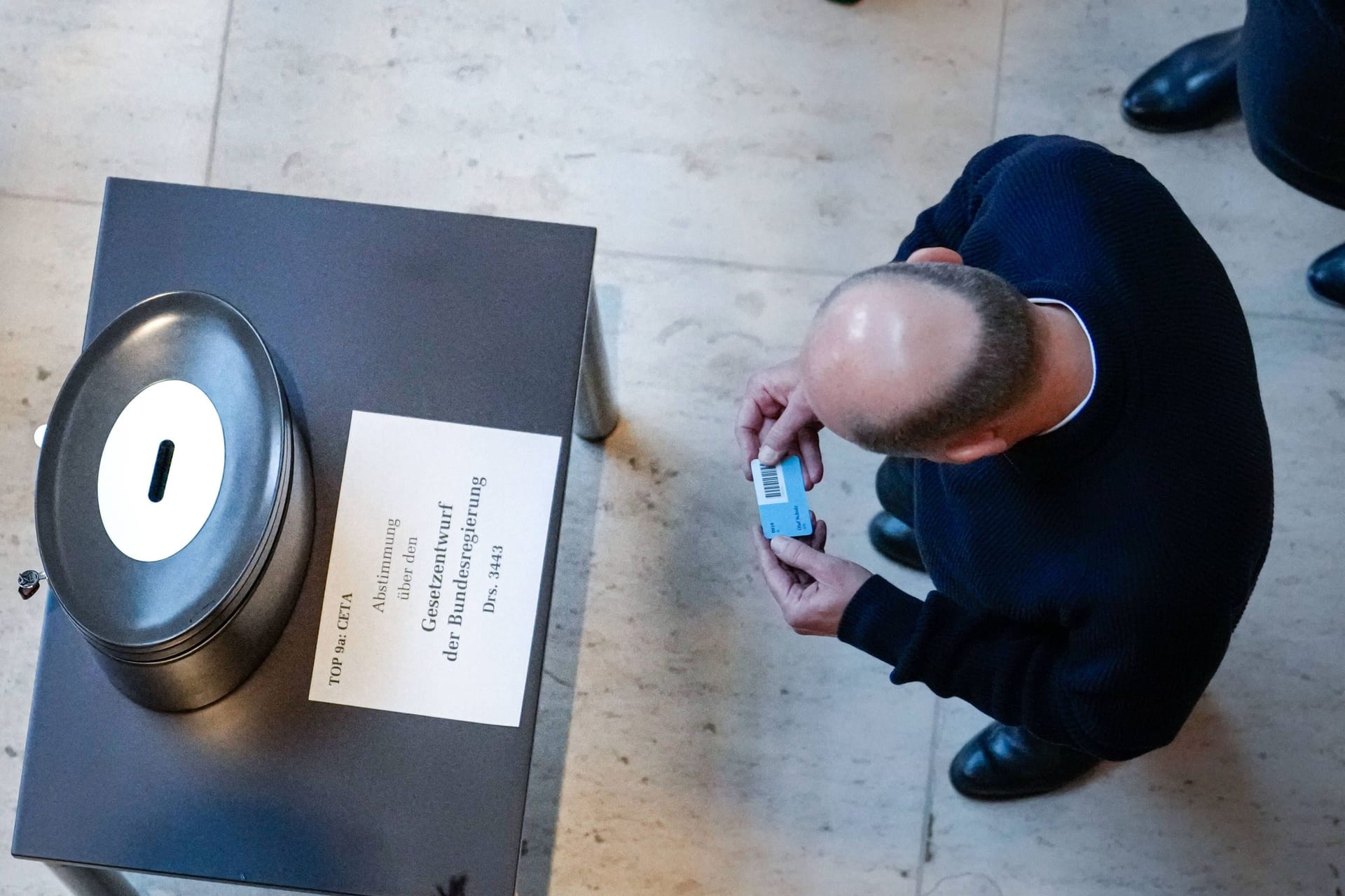 Bundeskanzler Scholz bei einer namentlichen Abstimmung im Bundestag.