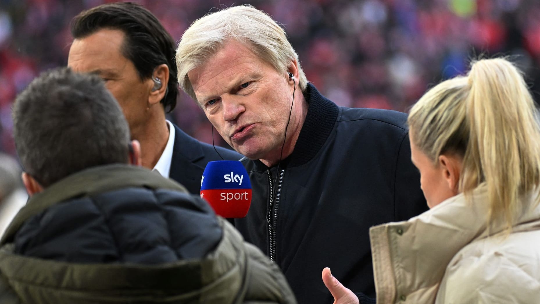 Konfrontation: Bayern-Vorstandschef Kahn (M.) im Gespräch mit dem Sky-Trio.