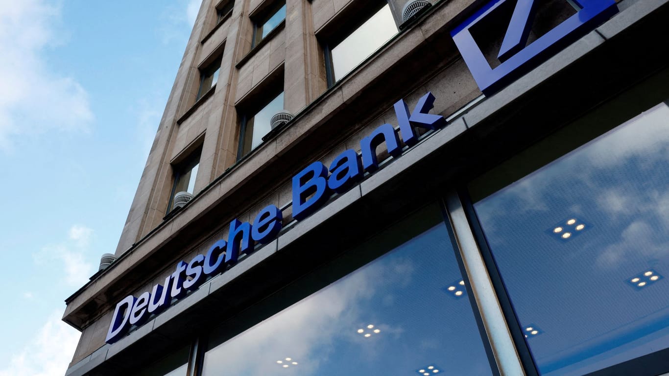 Logo der Deutschen Bank (Archivbild): Trotz Milliardengewinnen führt die Bank ihren Sparkurs fort.