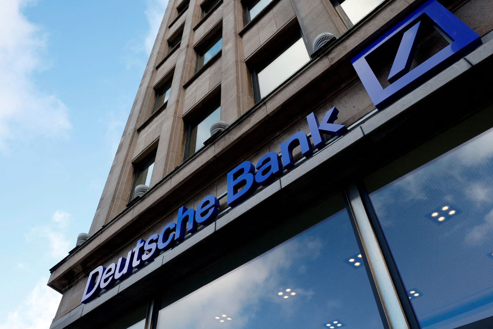 Logo der Deutschen Bank (Archivbild): Trotz Milliardengewinnen führt die Bank ihren Sparkurs fort.