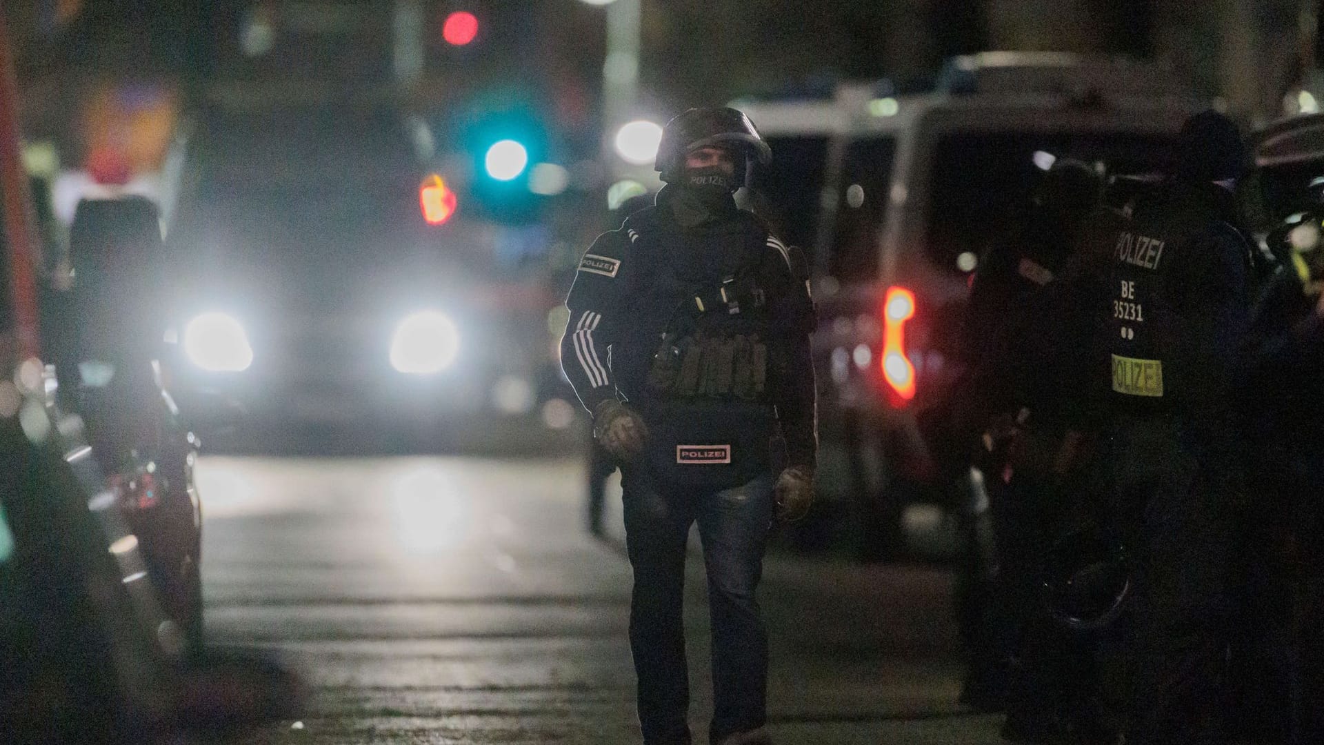 Polizisten gehen zu den Einsatzfahrzeugen: Das SEK stürmte das Geschäft. Polizisten gehen zu den Einsatzfahrzeugen: Das SEK stürmte das Geschäft.