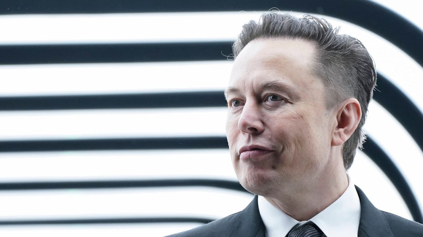 Elon Musk bei der Werkseröffnung in Grünheide (Archivfoto): Künftig droht ihm hier ein Streit mit der IG Metall.