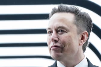Elon Musk bei der Werkseröffnung in Grünheide (Archivfoto): Künftig droht ihm hier ein Streit mit der IG Metall.
