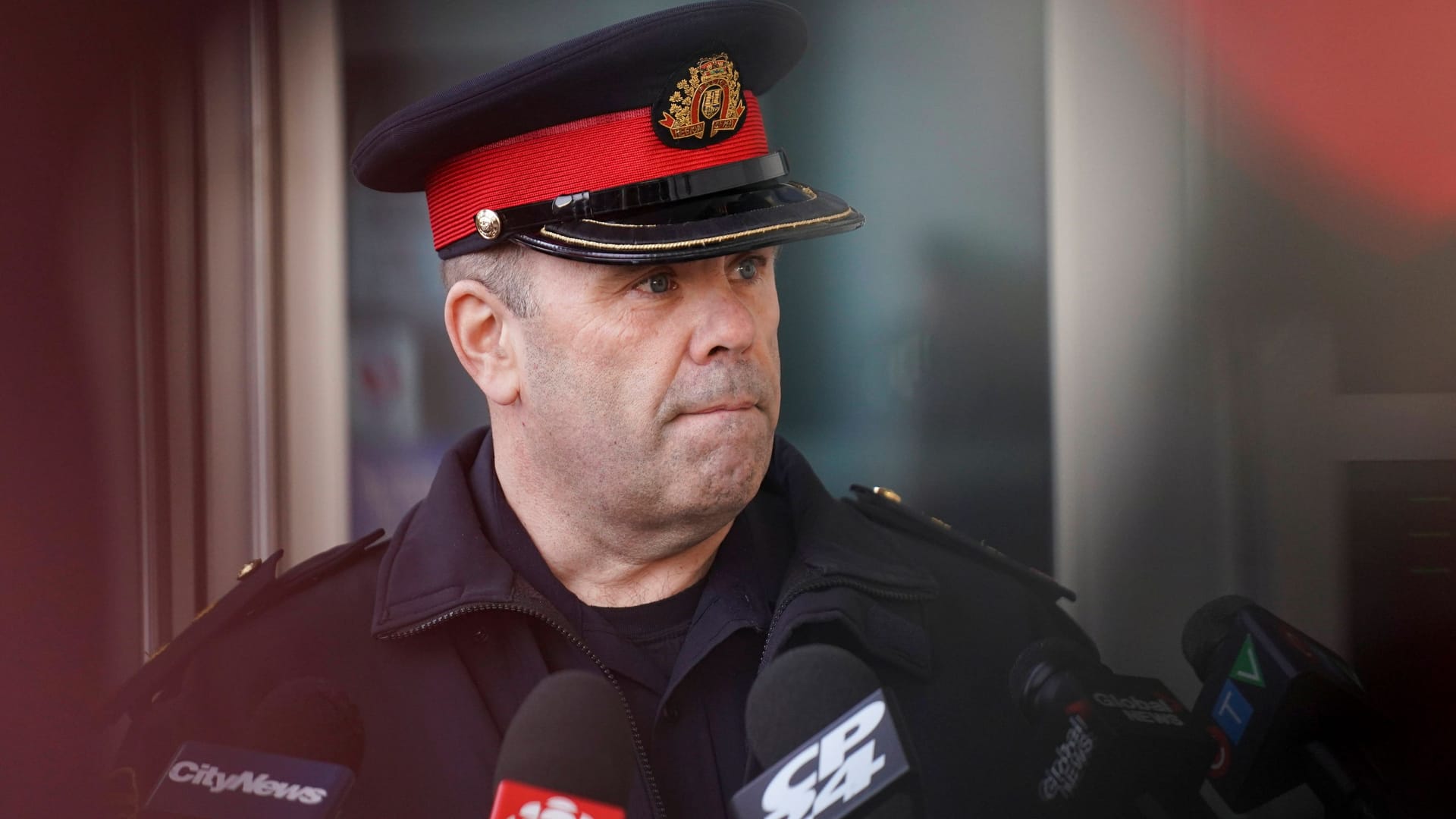 Polizeisprecher Stephen Duivesteyn spricht zu Medien in Toronto über den Goldraub.