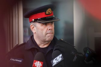 Polizeisprecher Stephen Duivesteyn spricht zu Medien in Toronto über den Goldraub.