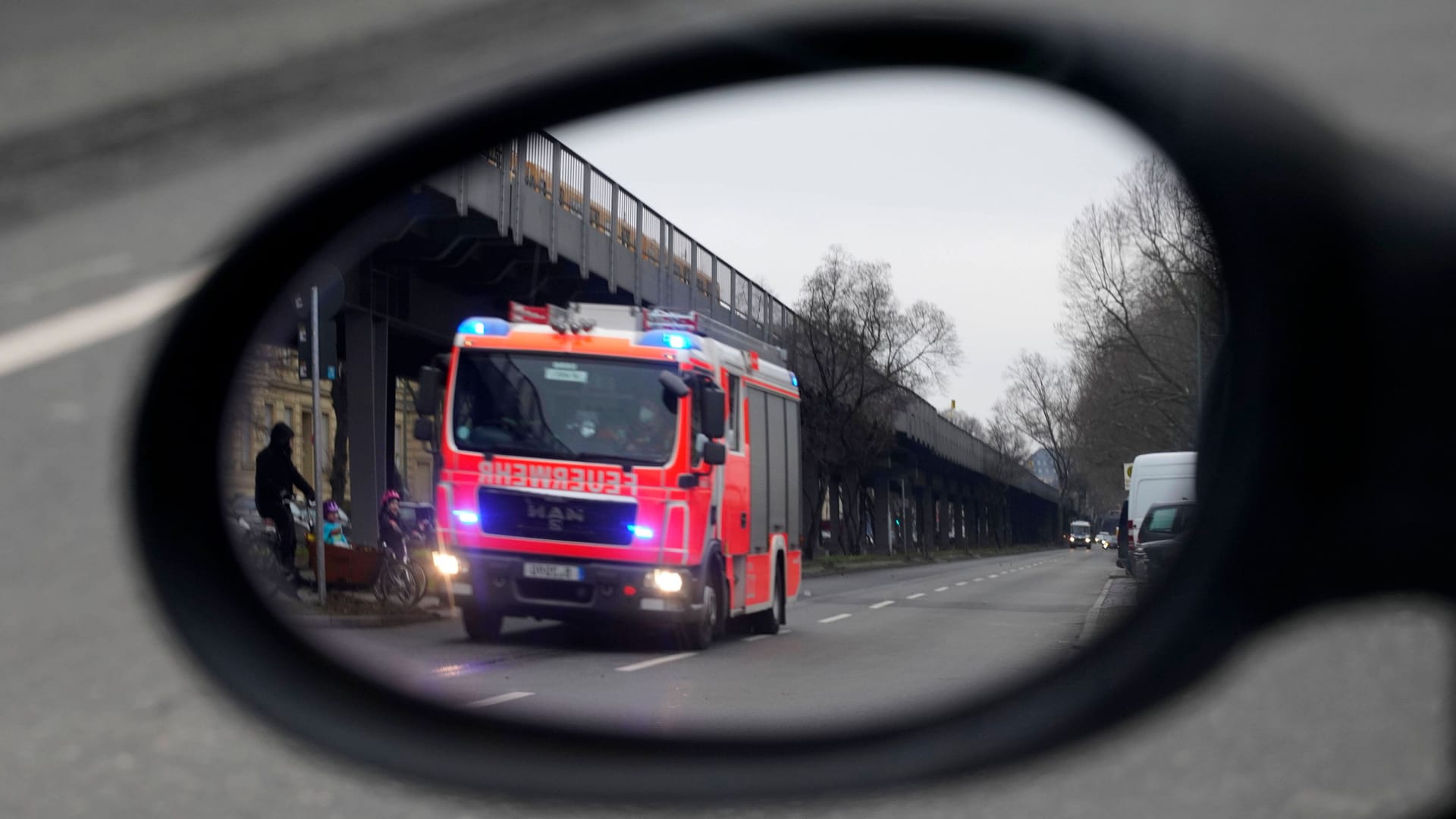 Blaulicht im Rückspiegel: Dann müssen Autofahrer schnell die Fahrbahn freimachen. Dabei ist auch mal erlaubt, was sonst keiner darf.