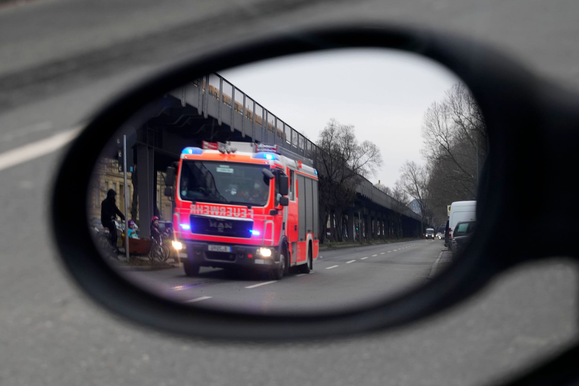 Blaulicht im Rückspiegel: Dann müssen Autofahrer schnell die Fahrbahn freimachen. Dabei ist auch mal erlaubt, was sonst keiner darf.