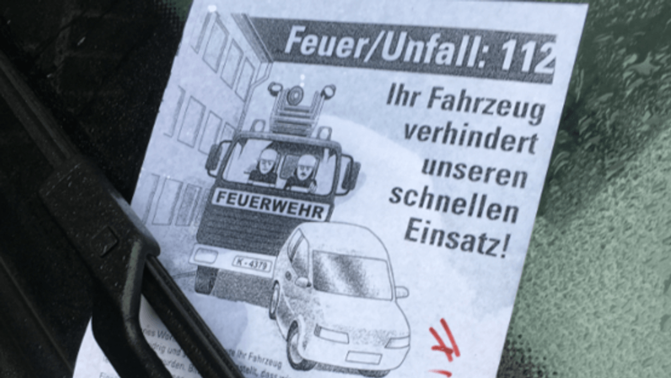Falschparker bekommen diesen Flyer an das Auto geheftet: "Ihr Fahrzeug verhindert unseren schnellen Einsatz!" (Quelle: Screenshot/twitter.com/flim)