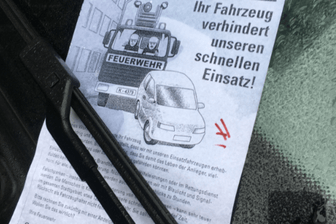 Falschparker bekommen diesen Flyer an das Auto geheftet: "Ihr Fahrzeug verhindert unseren schnellen Einsatz!" (Quelle: Screenshot/twitter.com/flim)