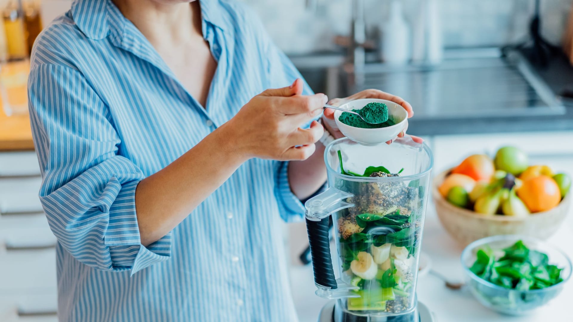 Das Hautbild spiegelt die Ernährungsgewohnheiten wider. Superfoods mit viel Vitamin C unterstützen zum Beispiel die Regeneration der Haut.