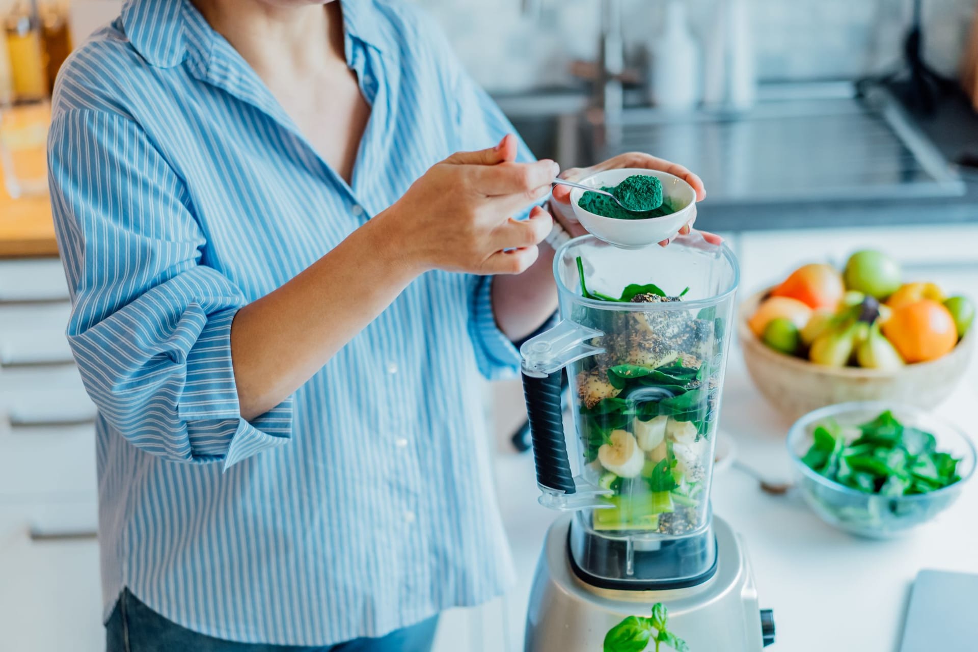 Das Hautbild spiegelt die Ernährungsgewohnheiten wider. Superfoods mit viel Vitamin C unterstützen zum Beispiel die Regeneration der Haut.