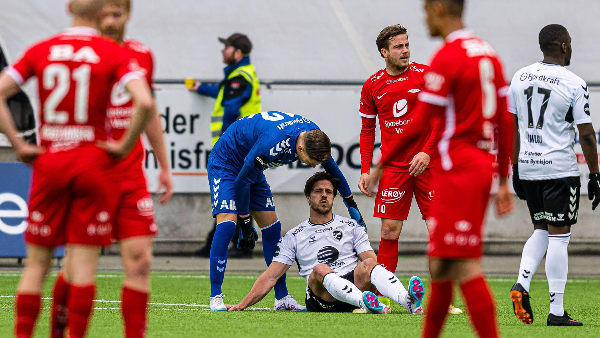 Sondre Solholm Johansen sitzt verletzt am Boden: Der Verteidiger musste nach einem Sprintduell vom Platz.