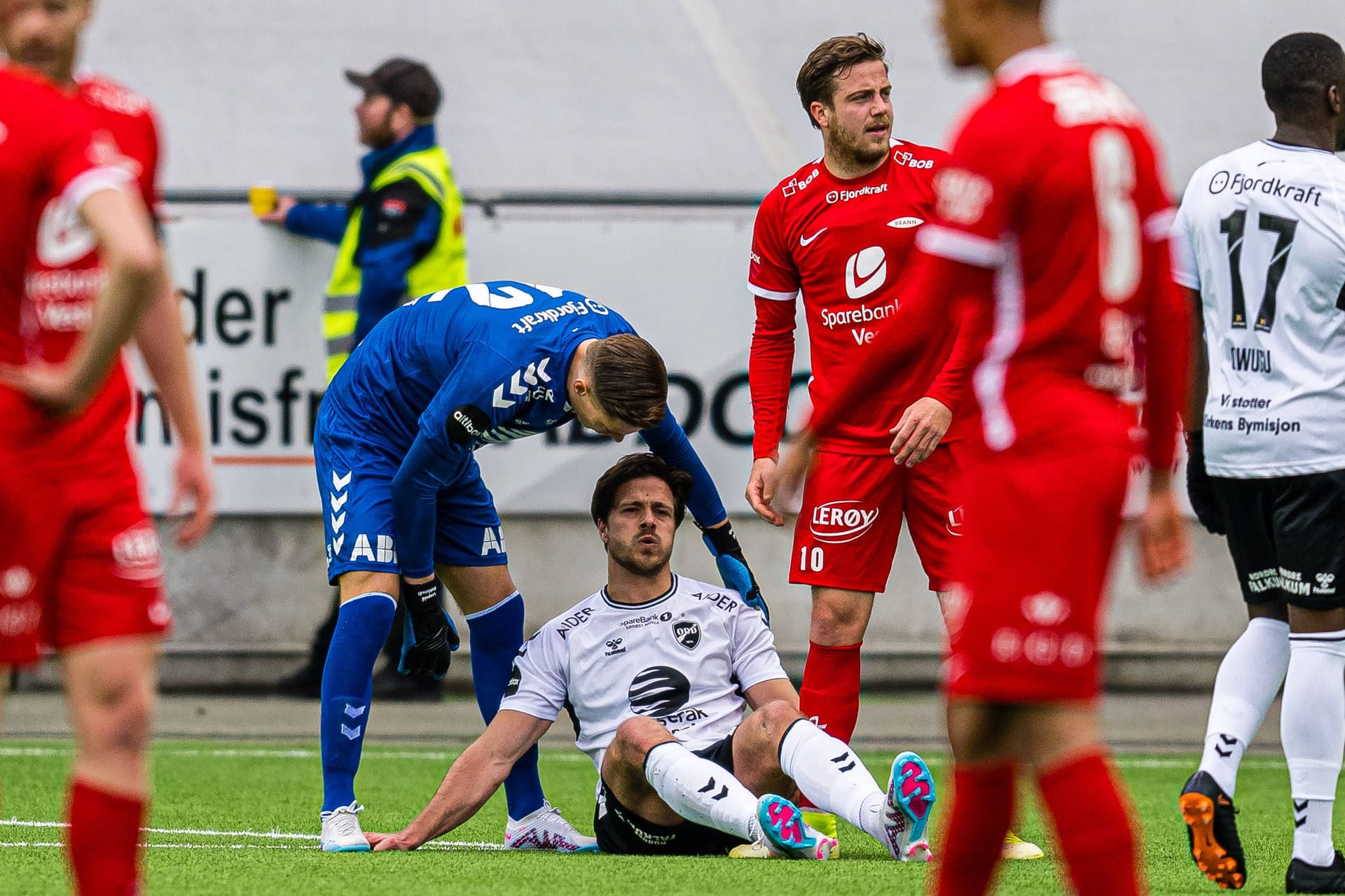 Sondre Solholm Johansen sitzt verletzt am Boden: Der Verteidiger musste nach einem Sprintduell vom Platz.