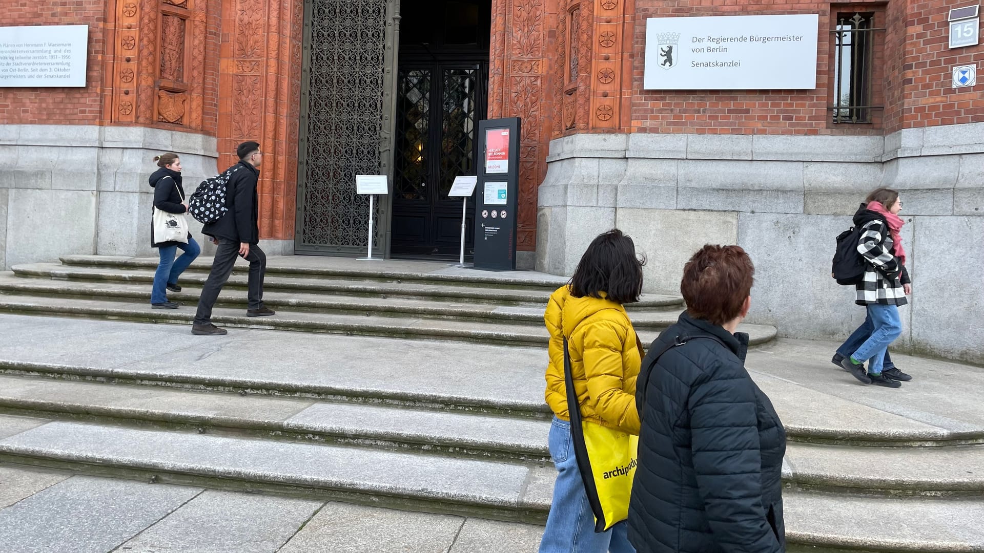 Touristen und Passanten am Roten Rathaus: Nur wenige Berliner scheinen mit der politischen Lage zufrieden.