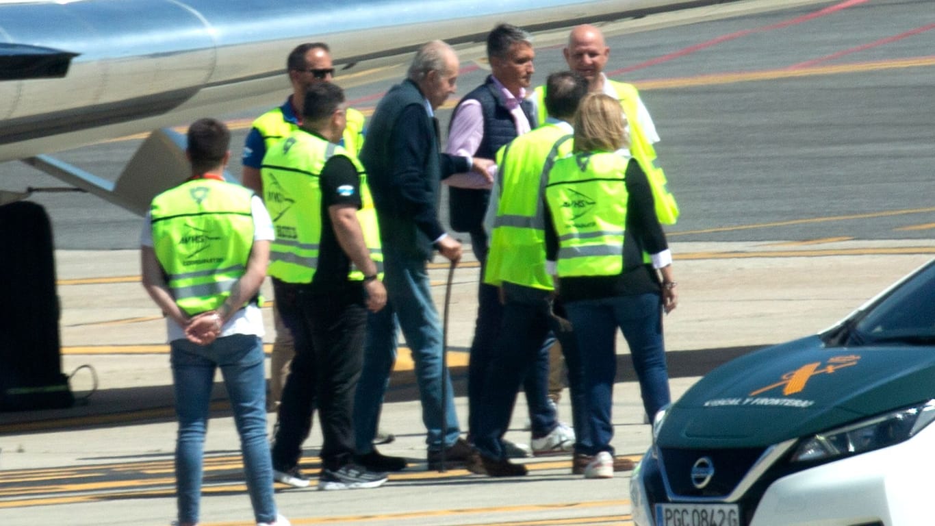 Ankunft am internationalen Flughafen von Vigo-Peinador: Juan Carlos wird gestützt.