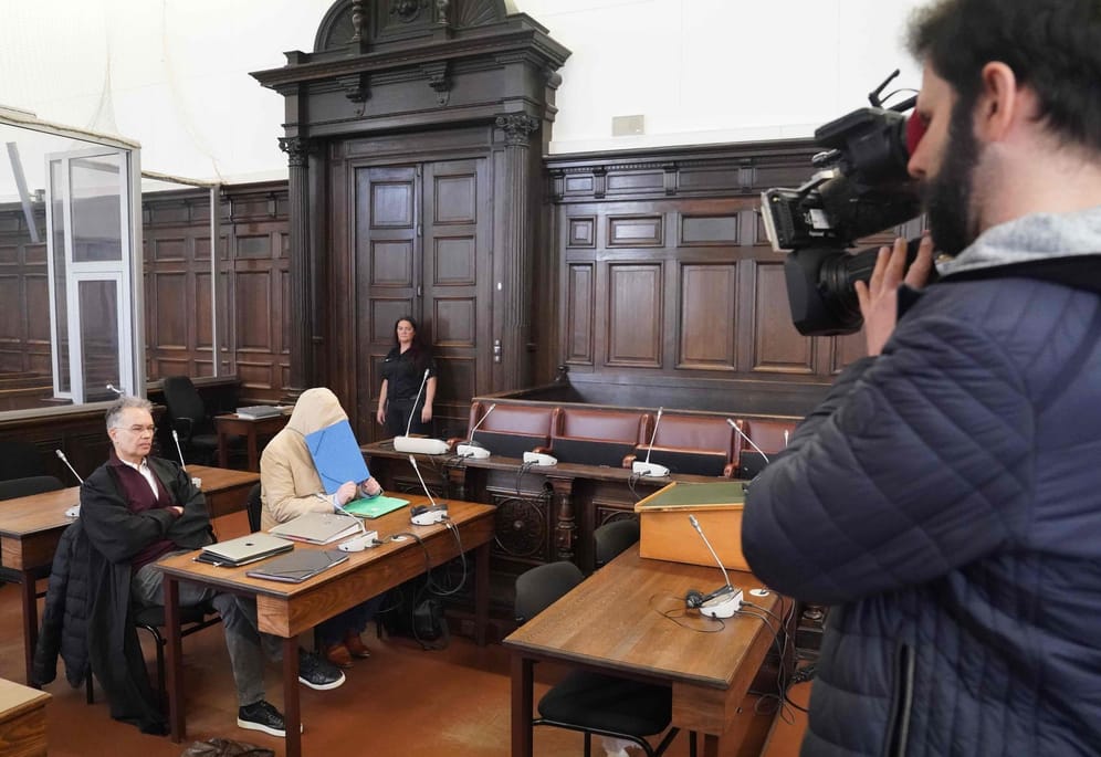 Der angeklagte Michael Osterburg (2.v.l) sitzt zu Beginn des Prozesses wegen gewerbsmäßiger Untreue im Sitzungssaal im Strafjustizgebäude neben seinem Rechtsanwalt.
