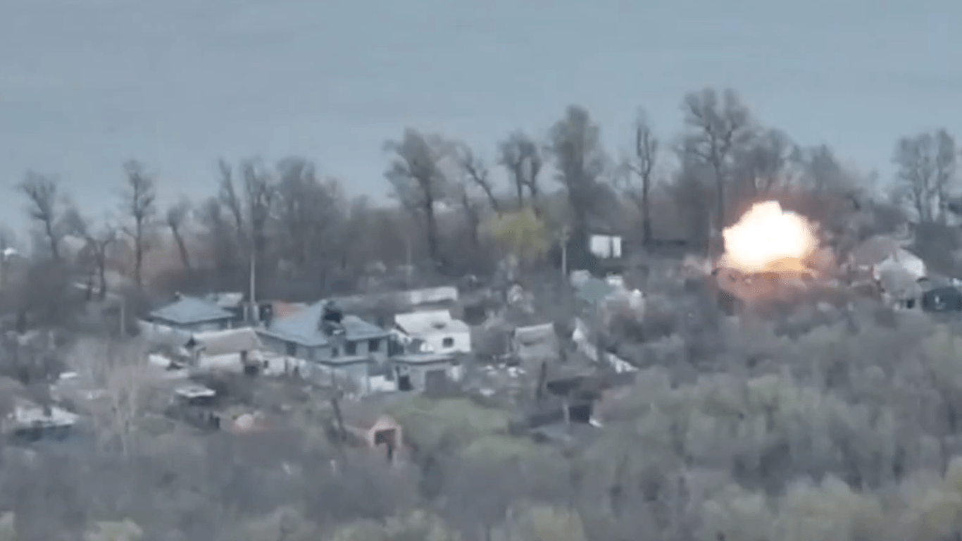 Russische Artillerie bombardiert die ukrainische Spezialeinheit, die offenbar zuvor am östlichen Dnipro-Ufer angelandet ist.