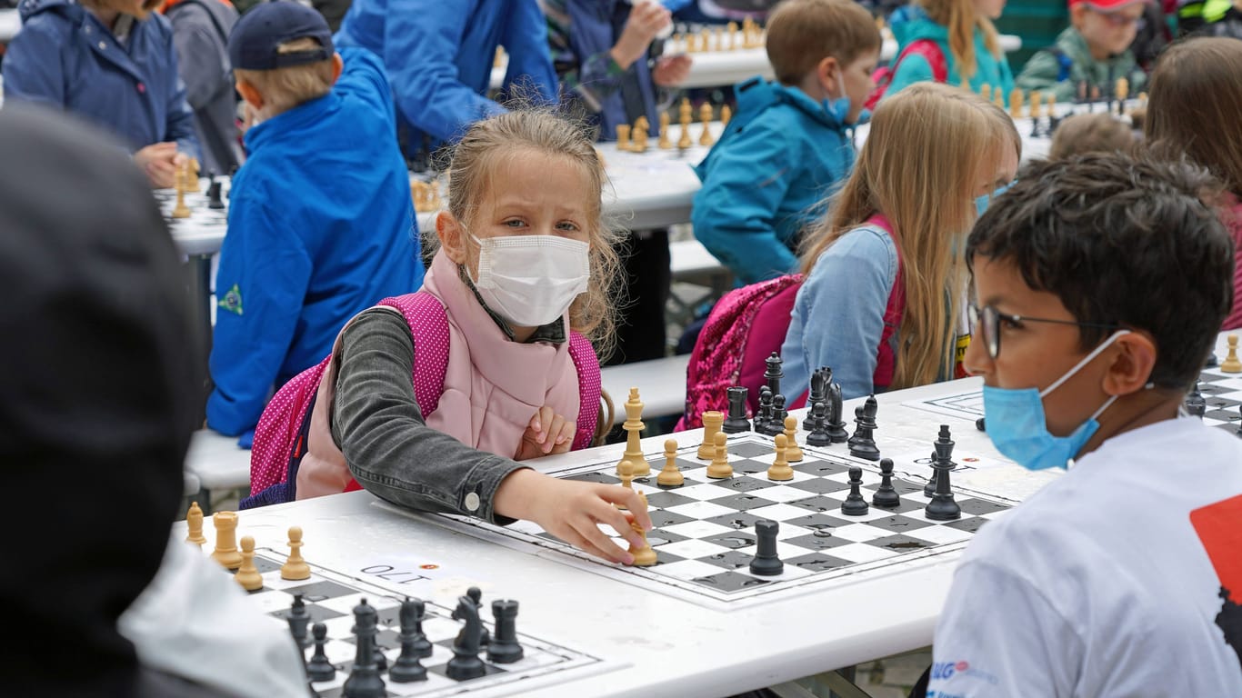 Aktion im Juli 2022: Rund tausend Schulkinder spielten auf dem Bremer Marktplatz an langen Tischen Schach. Nach Angaben der Bremer Bildungsbehörde handelte es sich dabei um das bundesweit größte Projekt dieser Art - unter der Devise "Schach macht schlau".