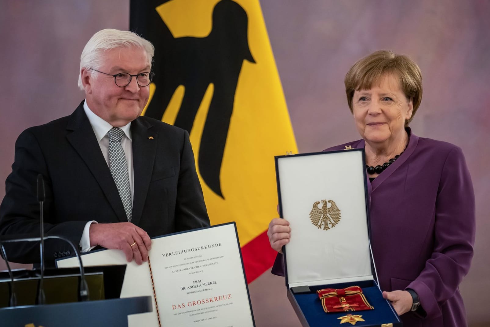 Angela Merkel und Frank-Walter Steinmeier im Schloss Bellevue: Merkel war 16 Jahre lang Kanzlerin.