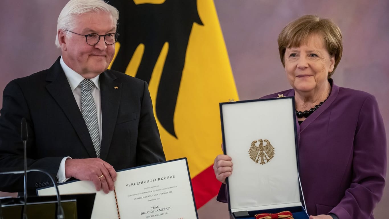 Angela Merkel und Frank-Walter Steinmeier im Schloss Bellevue: Merkel war 16 Jahre lang Kanzlerin.