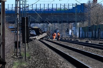 Nach dem Unfall: Mitarbeiter der Deutschen Bahn begutachten einen aus den Gleisen gesprungenen Güterwaggon am Bahnhof Langerfeld.