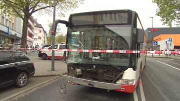 Der verunglückte Bus: Vermutlich aufgrund von medizinischen Hintergründen ist der Fahrer am Steuer zusammen gesackt.