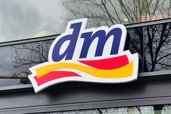 dm-Logo an einer Filiale (Symbolbild): Die Drogeriemarktkette warnt vor einem Bio-Produkt.