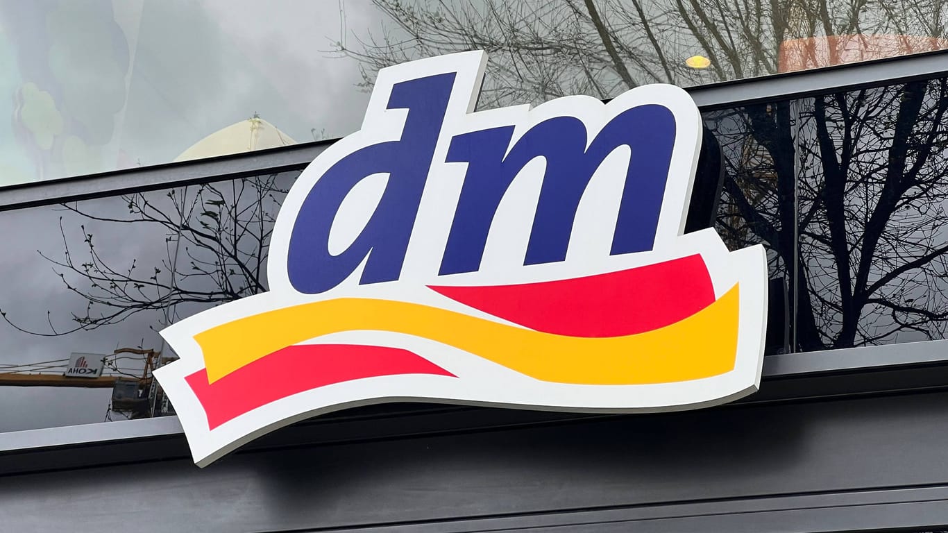 dm-Logo an einer Filiale (Symbolbild): Die Drogeriemarktkette warnt vor einem Bio-Produkt.