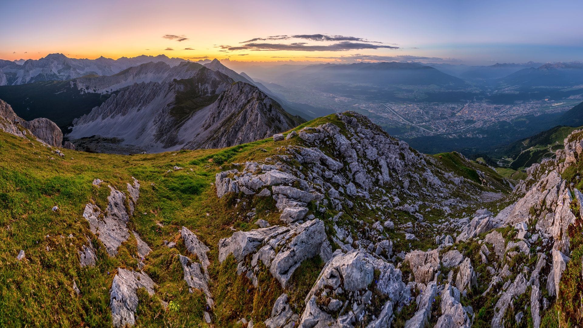 Genießen Sie von der Nordkette aus einen atemberaubenden Blick auf Innsbruck.