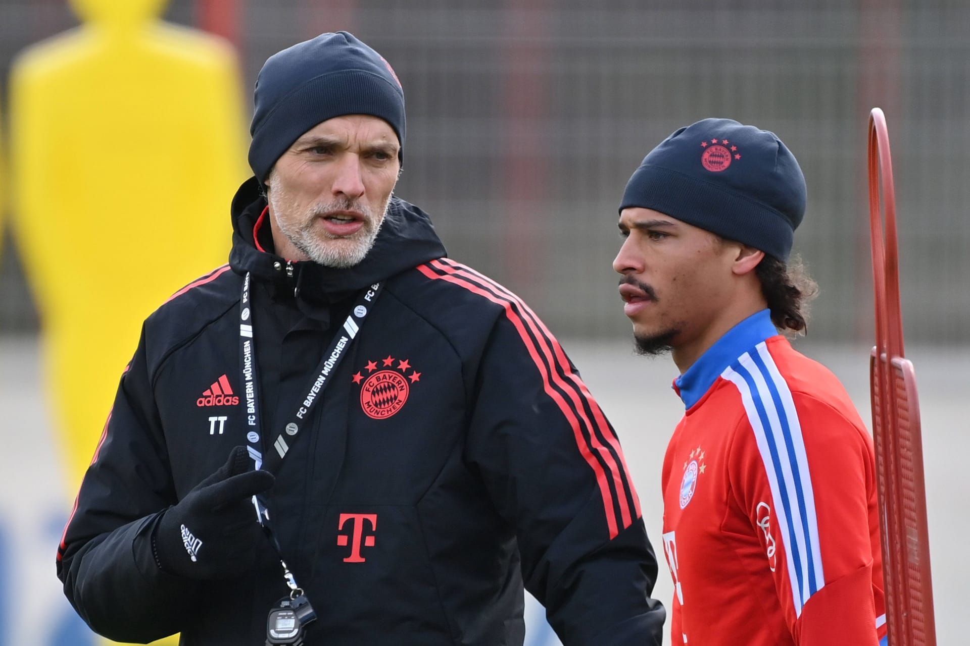 Thomas Tuchel (l.) neben Leroy Sané: Der neue Trainer hat seine erste Aufstellung für den FC Bayern gefunden.