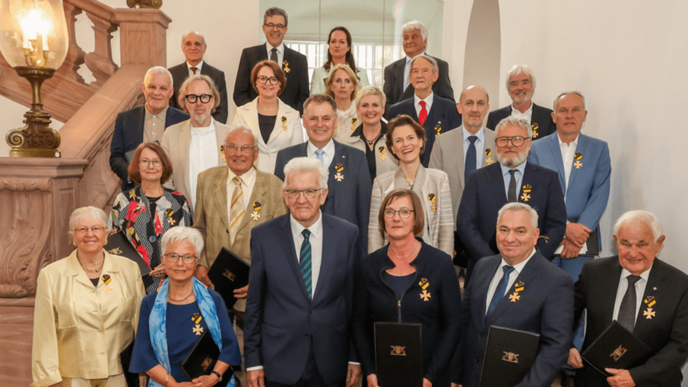 Foto der Webseite des Landes Baden-Würrtemberg: 23 Persönlichkeiten erhielten den Verdienstorden des Landes, darunter Streich (ganz rechts in hellblau).