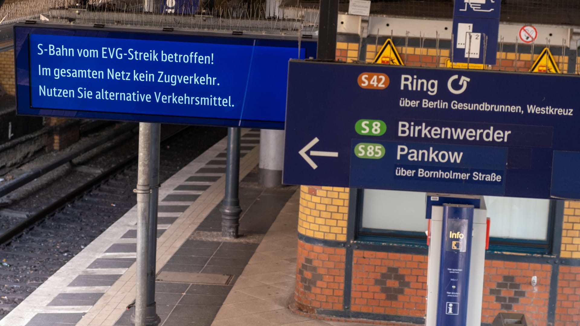 Leerer S-Bahnhof Schönhauser Allee in Berlin. Hinweistafeln informieren über der Warnstreik Auch die Berliner S-Bahn ist von dem bundesweiten Warnstreik im Bahnverkehr betroffen. Gemeinsam mit der Gewerkschaft Verdi hat die Eisenbahngewerkschaft zu dem eintägigen bundesweiten Verkehrswarnstreik aufgerufen. / Empty Schönhauser Allee S-Bahn station in Berlin. Information boards inform about the warning strike The Berlin S-Bahn is also affected by the nationwide warning strike in rail traffic. Together with the trade union Verdi, the railroad union has called for the one-day nationwide traffic warning strike. Warnstreik der EVG legt Bahnverkehr in Deutschland lahm *** Empty Schönhauser Allee S station in Berlin Information boards inform about filename, file Leerer S-Bahnhof Schönhauser Allee in Berlin. Hinweistafeln informieren über der Warnstreik Auch die Berliner S-Bahn ist von dem bundesweiten Warnstreik im Bahnverkehr betroffen. Gemeinsam mit der Gewerkschaft Verdi hat die Eisenbahngewerkschaft zu dem eintägigen bundesweiten Verkehrswarnstreik aufgerufen. / Empty Schönhauser Allee S-Bahn station in Berlin. Information boards inform about the warning strike The Berlin S-Bahn is also affected by the nationwide warning strike in rail traffic. Together with the trade union Verdi, the railroad union has called for the one-day nationwide traffic warning strike. Warnstreik der EVG legt Bahnverkehr in Deutschland lahm *** Empty Schönhauser Allee S station in Berlin Information boards inform about filename, file