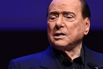 Silvio Berlusconi, hier auf einer Aufnahme von Februar 2023, wird offenbar wegen schwerer gesundheitlicher Probleme behandelt.