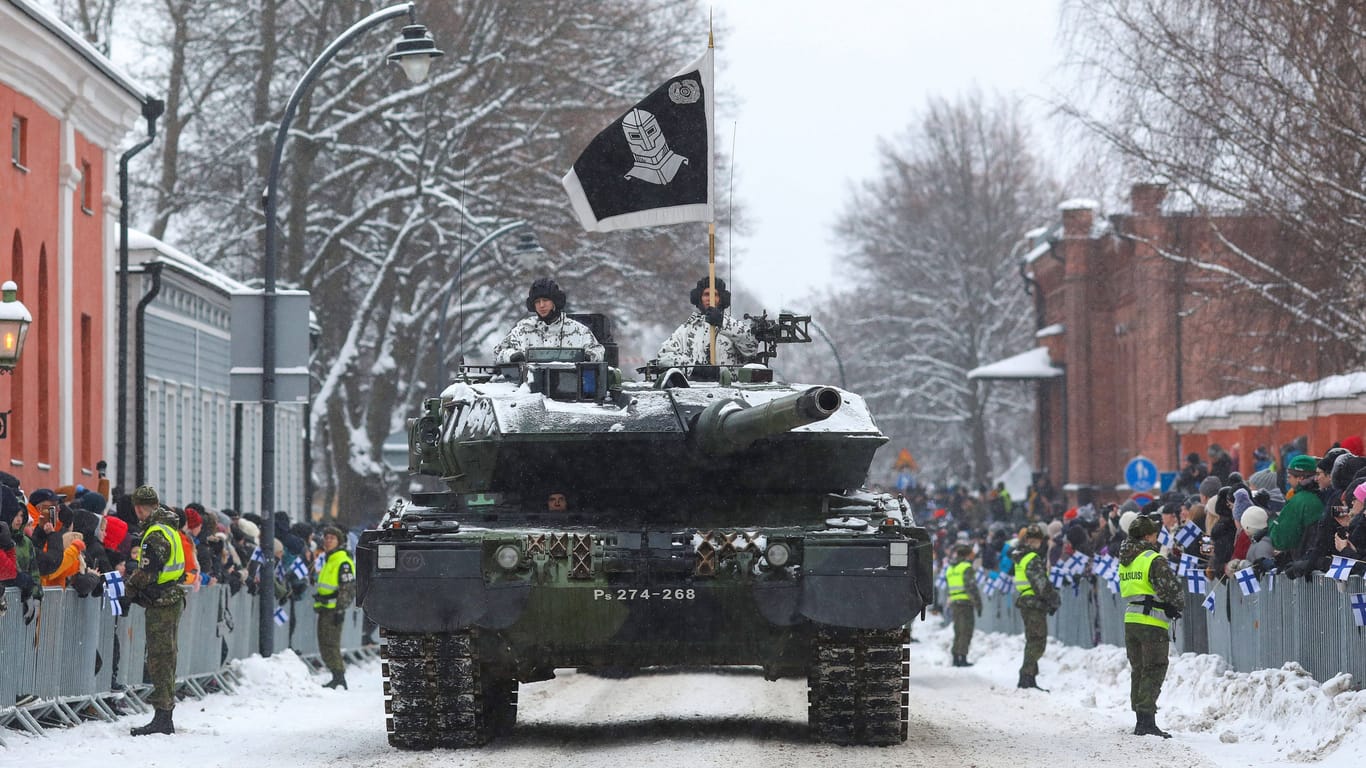 Hamina, Kymenlaakso: ein finnischer Leopard-2-Kampfpanzer nimmt an einer Parade teil.