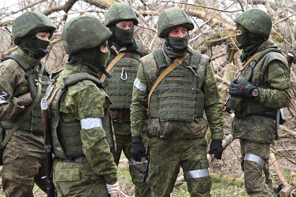 Russische Soldaten: Bis zu 200.000 Streitkräfte seien seit Beginn des Angriffskrieges gegen die Ukraine gestorben, schätzen die Briten.