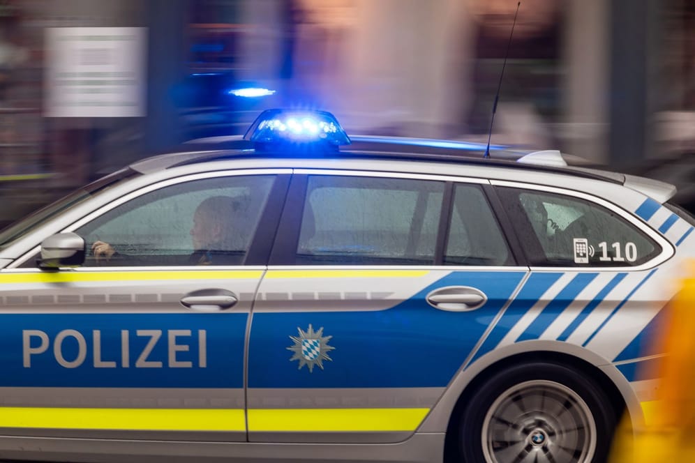 Polizeiauto mit Blaulicht (Symbolbild): Nach dem Tod einer Zehnjährigen in einer Kinder- und Jugendhilfe-Einrichtung im oberfränkischen Wunsiedel dauern die Ermittlungen an.