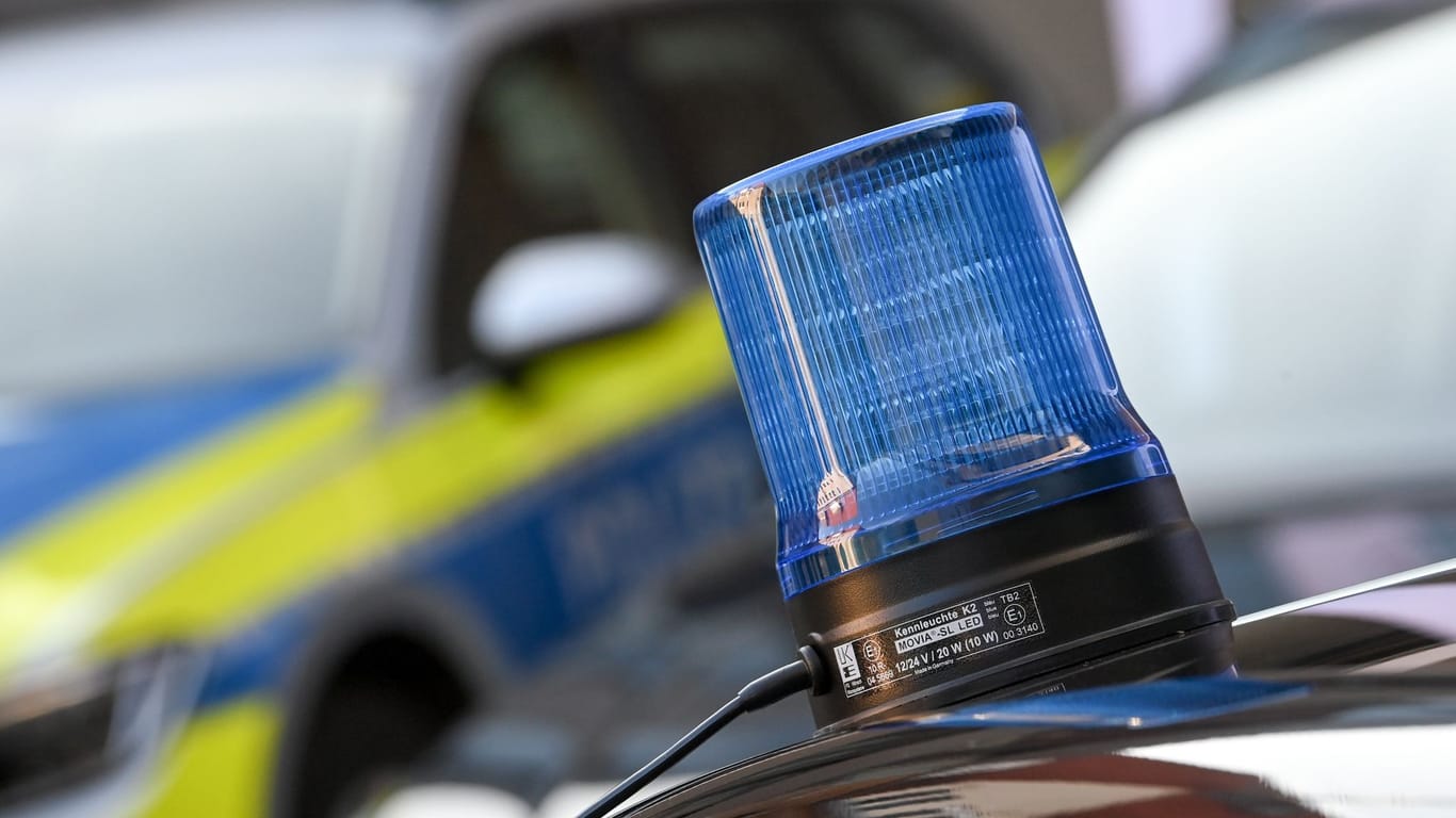 Ein Blaulicht ist auf dem Dach eines Einsatzfahrzeuges der Polizei zu sehen (Symbolbild): Die Beamten ermitteln nach der Buttersäure-Attacke.