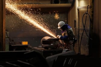 Ein Arbeiter in einem Stahlwerk (Symbolfoto): Die Rückmeldungen aus der Belegschaft seien "ausgesprochen gut", hieß es.