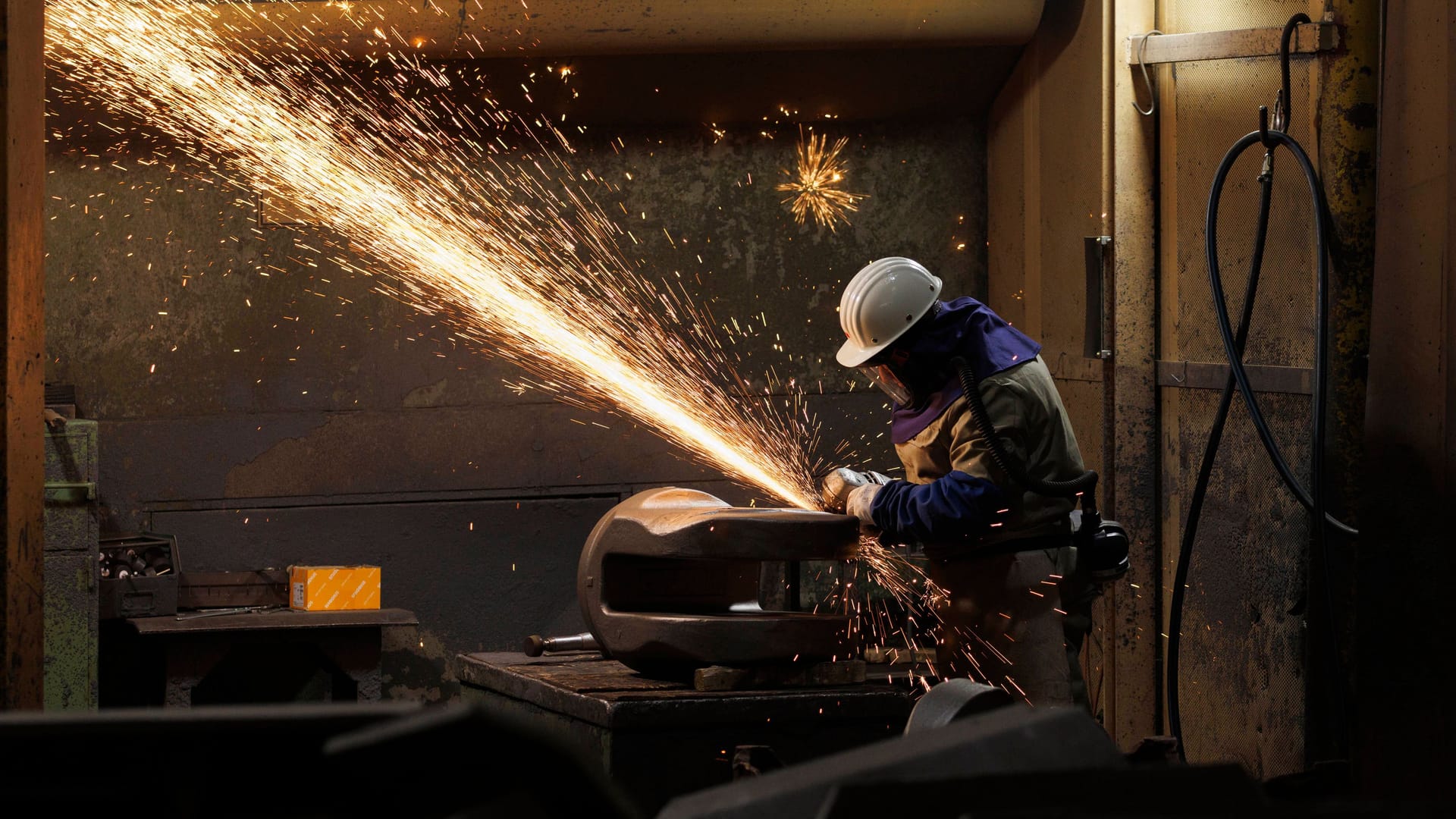 Ein Arbeiter in einem Stahlwerk (Symbolfoto): Die Rückmeldungen aus der Belegschaft seien "ausgesprochen gut", hieß es.