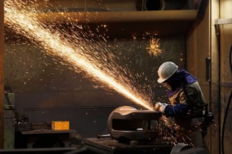 Ein Arbeiter in einem Stahlwerk (Symbolfoto): Die Rückmeldungen aus der Belegschaft seien "ausgesprochen gut", hieß es.