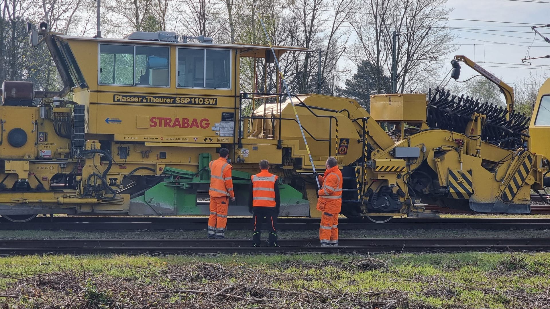 Jugendlicher klettert auf Bahnwaggon - schwerer Stromschlag