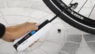 Praktisch für unterwegs: Der Akku-Kompressor von Fischer mit integrierter Powerbank ist heute stark reduziert.