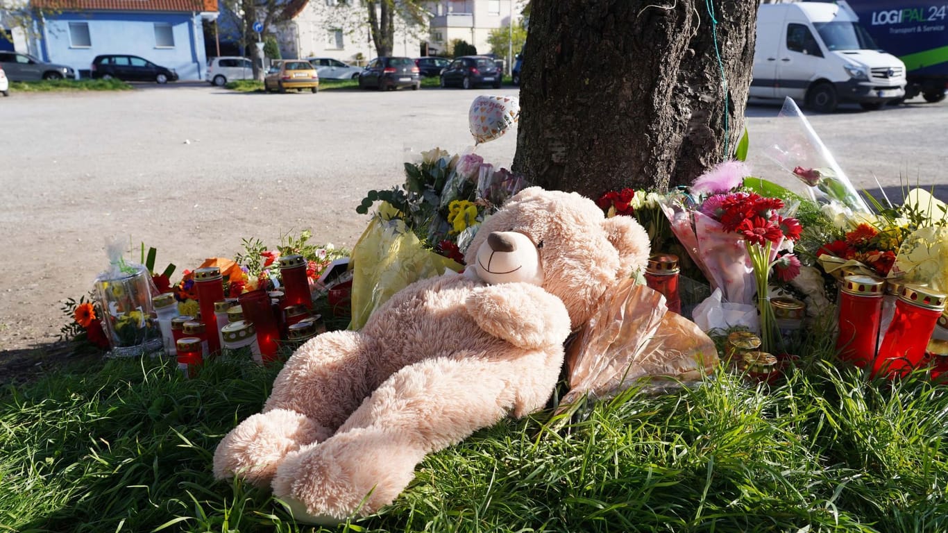 Ein Stoff-Teddy, Blumen und Kerzen in der Nähe des Tatorts: "Das ist eine neue Dimension von Gewalt, die ich mir nicht hätte vorstellen können", sagte Bürgermeister Christian Eiberger.