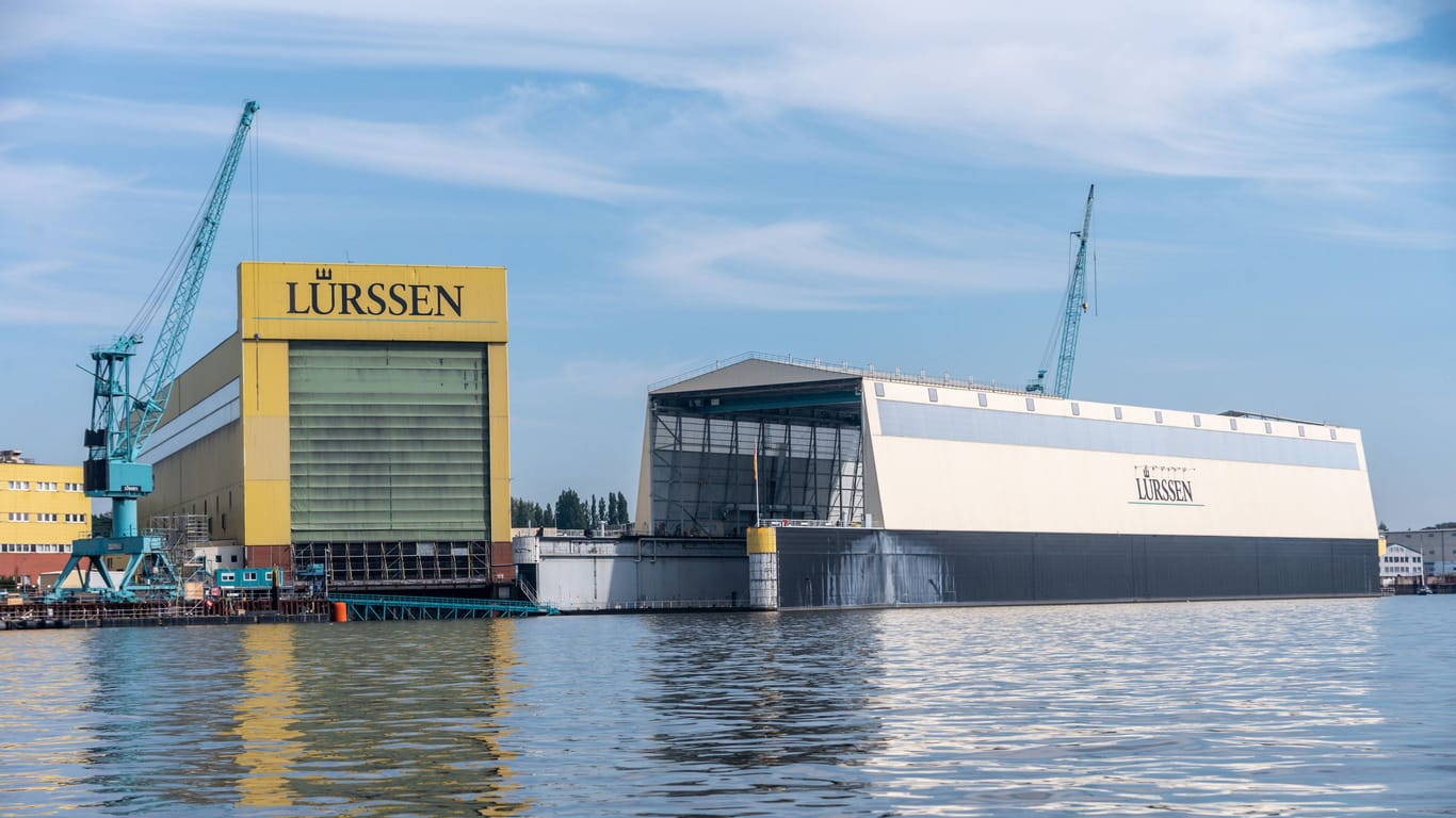 Der Hauptsitz von Lürssen befindet sich in Bremen an der Weser. Seit 2021 führt das Unternehmen den Marineschiffbau unter der Dachmarke Naval Vessels Lürssen (NVL).