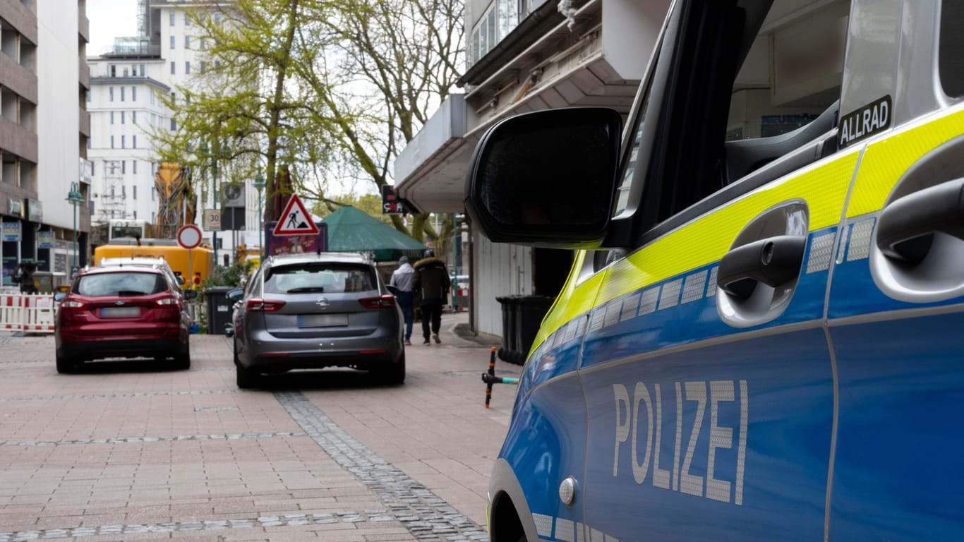 Fahrzeuge der Polizei stehen vor dem Wohnhaus des Tatverdächtigen: Fünf Tage nach der blutigen Attacke in einem Duisburger Fitnessstudio wurde ein Tatverdächtiger festgenommen.